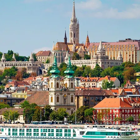 Box Studio In Ruin Pub District *