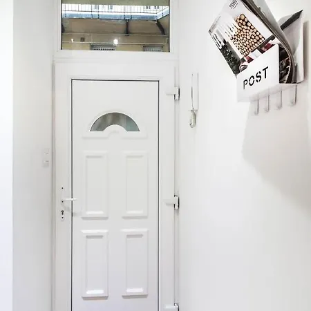 Box Studio In Ruin Pub District *