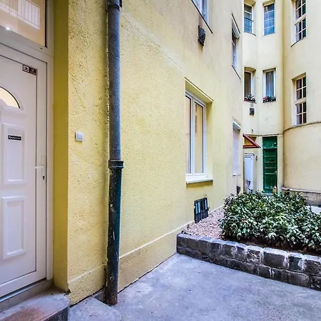 Box Studio In Ruin Pub District *