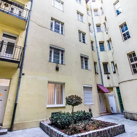 Box Studio In Ruin Pub District Apartment Budapest