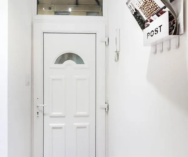 Box Studio In Ruin Pub District *