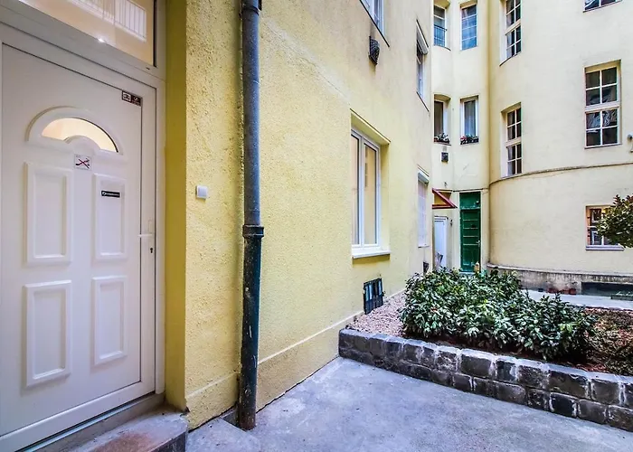 Box Studio In Ruin Pub District *